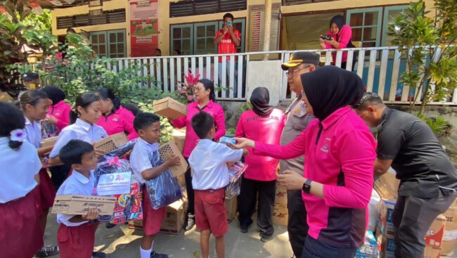 Kapolres Ende bersama ibu Bhayangkara Salurkan Bantuan Perlengkapan Sekolah untuk Siswa SD Inpres Roworena 2 Pascagempa