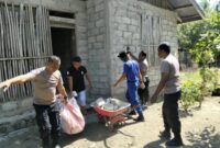 Polsek Maurole dan Pospol Airud Ropa Bersihkan puing puing rumah warga di desa Keliwimbu Kec Maurole