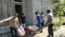 Polsek Maurole dan Pospol Airud Ropa Bersihkan puing puing rumah warga di desa Keliwimbu Kec Maurole