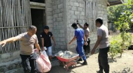 Polsek Maurole dan Pospol Airud Ropa Bersihkan puing puing rumah warga di desa Keliwimbu Kec Maurole