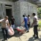 Polsek Maurole dan Pospol Airud Ropa Bersihkan puing puing rumah warga di desa Keliwimbu Kec Maurole