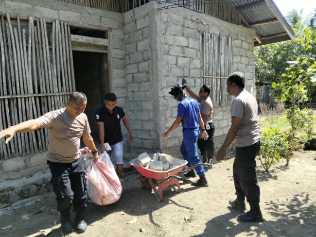Polsek Maurole dan Pospol Airud Ropa Bersihkan puing puing rumah warga di desa Keliwimbu Kec Maurole
