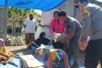 Kapolres Ende AKBP Yudhi Franata bersama Ketua Bhayangkari Cabang Ende Ny. Yuke Yudhi menyalurkan bantuan sosial dari Ketua Umum Bhayangkari Ny. Juliati Sigit Prabowo kepada warga Lingkungan Paupanda Bawah, Kelurahan Paupanda, Kecamatan Ende Selatan, Sabtu siang, 5 September 2026.