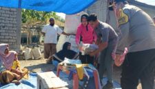 Kapolres Ende AKBP Yudhi Franata bersama Ketua Bhayangkari Cabang Ende Ny. Yuke Yudhi menyalurkan bantuan sosial dari Ketua Umum Bhayangkari Ny. Juliati Sigit Prabowo kepada warga Lingkungan Paupanda Bawah, Kelurahan Paupanda, Kecamatan Ende Selatan, Sabtu siang, 5 September 2026.