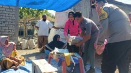 Kapolres Ende AKBP Yudhi Franata bersama Ketua Bhayangkari Cabang Ende Ny. Yuke Yudhi menyalurkan bantuan sosial dari Ketua Umum Bhayangkari Ny. Juliati Sigit Prabowo kepada warga Lingkungan Paupanda Bawah, Kelurahan Paupanda, Kecamatan Ende Selatan, Sabtu siang, 5 September 2026.