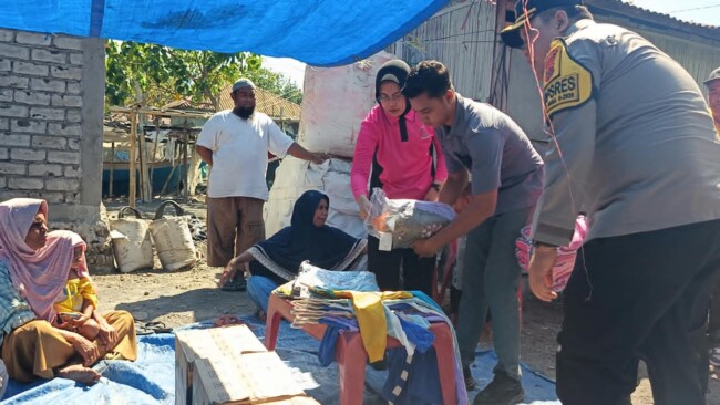 Kapolres Ende AKBP Yudhi Franata bersama Ketua Bhayangkari Cabang Ende Ny. Yuke Yudhi menyalurkan bantuan sosial dari Ketua Umum Bhayangkari Ny. Juliati Sigit Prabowo kepada warga Lingkungan Paupanda Bawah, Kelurahan Paupanda, Kecamatan Ende Selatan, Sabtu siang, 5 September 2026.