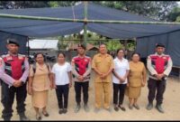 Tim dari Polres Ende dan guru guru SDK Pu'ubheto pose bersama usai mendirikan tenda darurat
