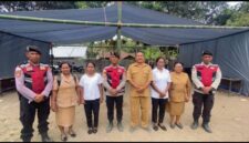 Tim dari Polres Ende dan guru guru SDK Pu'ubheto pose bersama usai mendirikan tenda darurat
