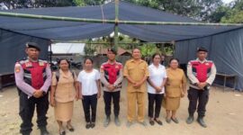 Tim dari Polres Ende dan guru guru SDK Pu'ubheto pose bersama usai mendirikan tenda darurat