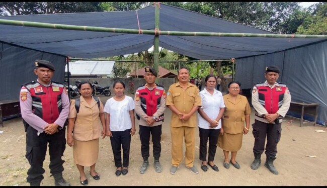 Tim dari Polres Ende dan guru guru SDK Pu'ubheto pose bersama usai mendirikan tenda darurat