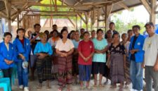 BEM dan BLM Universitas Flores Ende pose bersama usai bagi sembako untuk lansia di desa Mukusaki, kecamatan Wewaria kabupaten Ende