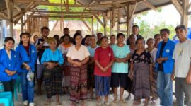 BEM dan BLM Universitas Flores Ende pose bersama usai bagi sembako untuk lansia di desa Mukusaki, kecamatan Wewaria kabupaten Ende