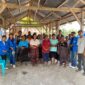 BEM dan BLM Universitas Flores Ende pose bersama usai bagi sembako untuk lansia di desa Mukusaki, kecamatan Wewaria kabupaten Ende