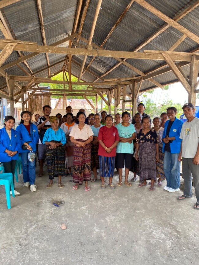 BEM dan BLM Universitas Flores Ende pose bersama usai bagi sembako untuk lansia di desa Mukusaki, kecamatan Wewaria kabupaten Ende