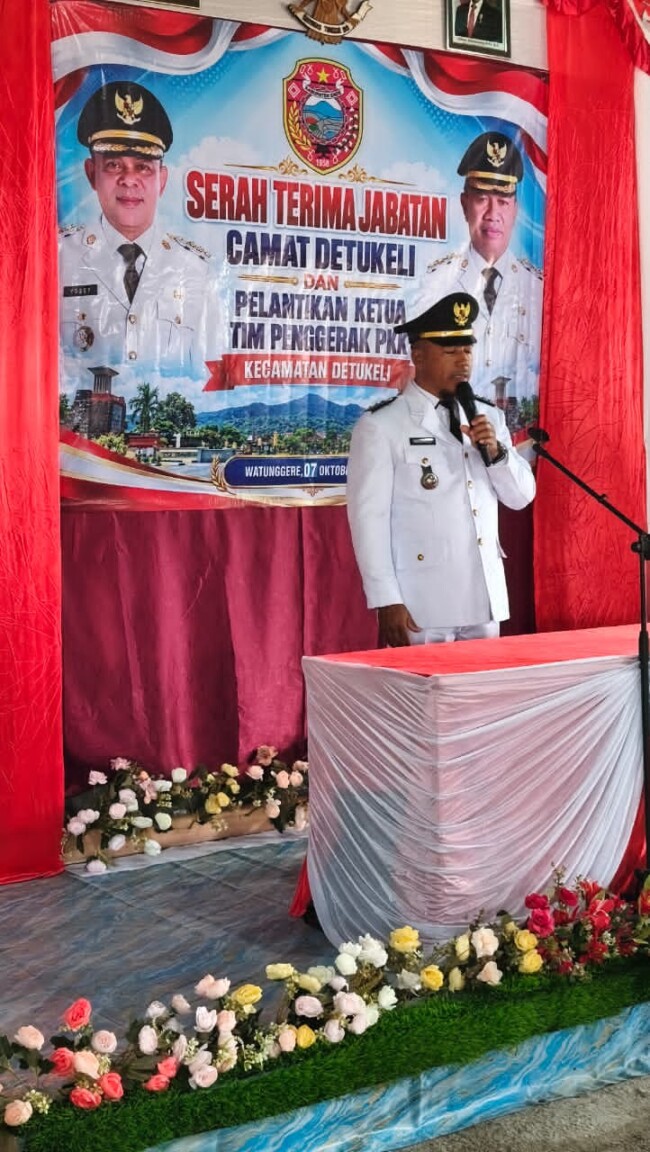Camat Detukeli Marianus Agang memberikan sambutan pada acara serah Terima jabatan di Watunggere Rabu 7 Oktober 2026