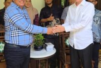 Karolus Karni Lando bersalaman dengan Presiden RI ke Tujuh Ir. Joko Widodo di kediaman Jokowi di Solo