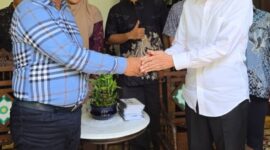 Karolus Karni Lando bersalaman dengan Presiden RI ke Tujuh Ir. Joko Widodo di kediaman Jokowi di Solo