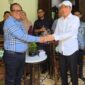 Karolus Karni Lando bersalaman dengan Presiden RI ke Tujuh Ir. Joko Widodo di kediaman Jokowi di Solo