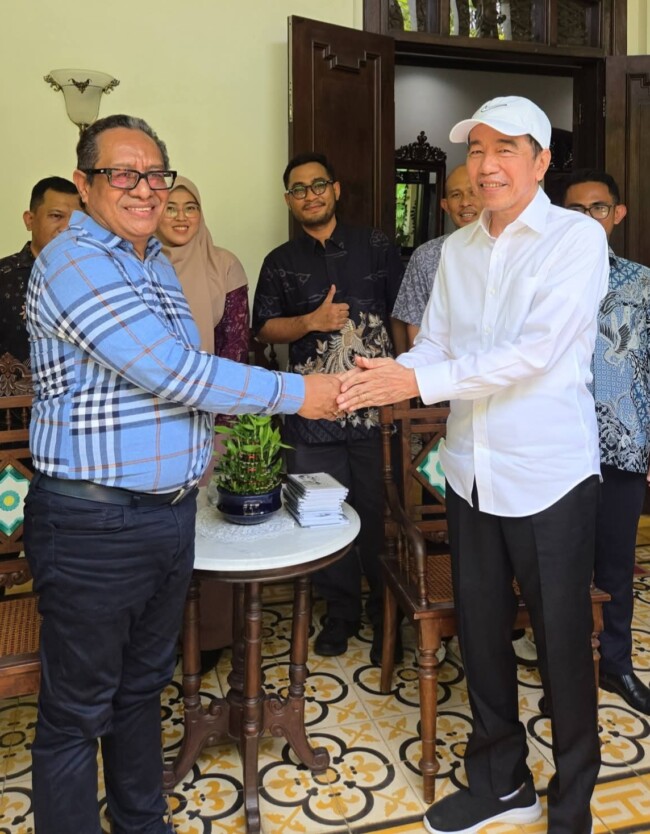 Karolus Karni Lando bersalaman dengan Presiden RI ke Tujuh Ir. Joko Widodo di kediaman Jokowi di Solo